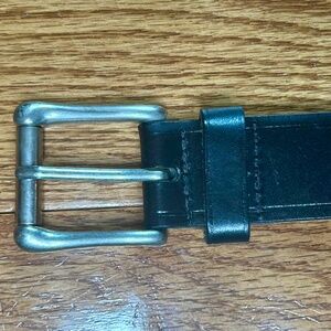 LIKE NEW Unisex Levi’s Genuine Leather Black Belt with Silver Buckle 32”